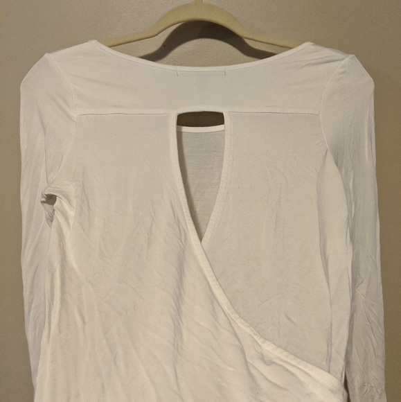 🌈10/$15🌈Gorgeous cutout white top - Picture 4 of 7